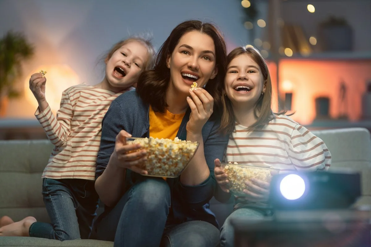 Soirée film en famille avec l'abonnement IPTV TiviMate